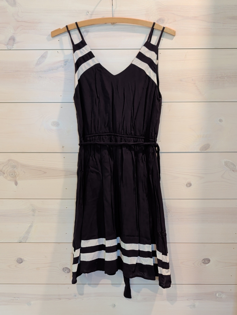 YA Los Angeles Navy And White V-dress
